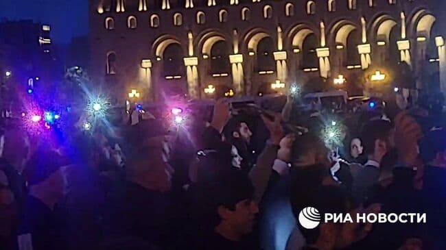 Сторонники Карапетяна прошли мимо здания правительства Армении