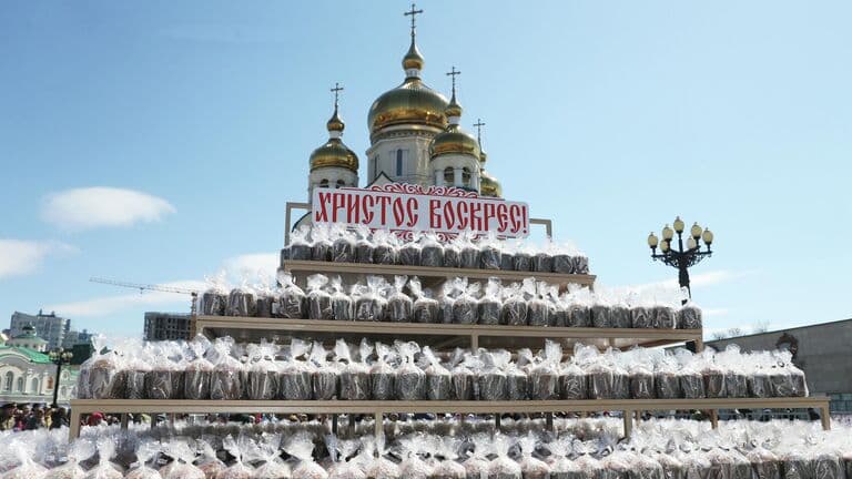 Благодатный огонь доставили в главный храм Крыма