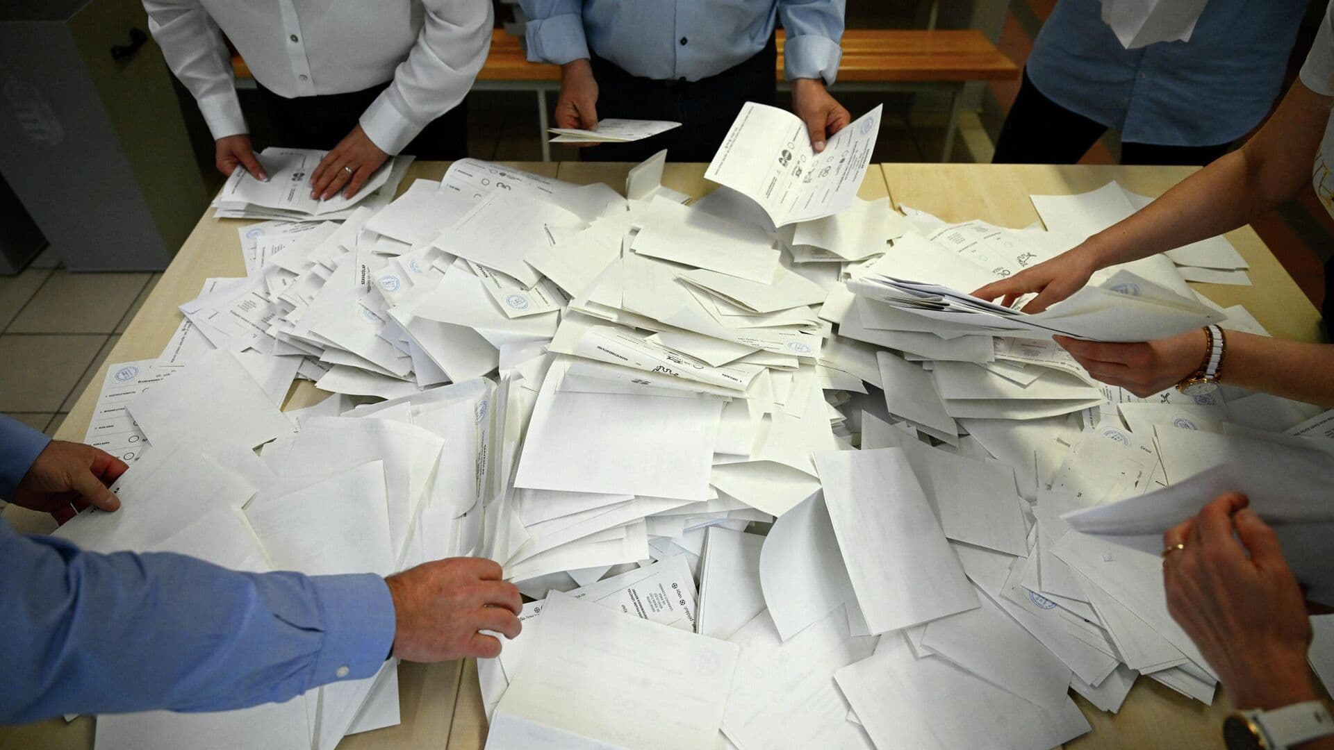 "Тиса" получила 141 место в парламенте Венгрии, "Фидес" — 52