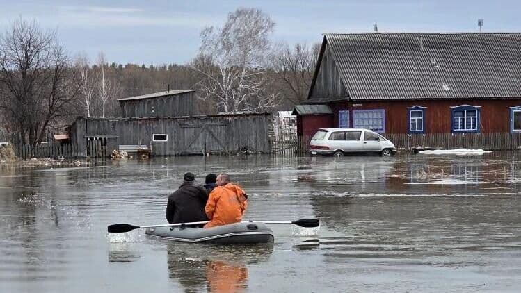В Алтайском крае после паводка разворачивают дамбы длиной около 400 метров