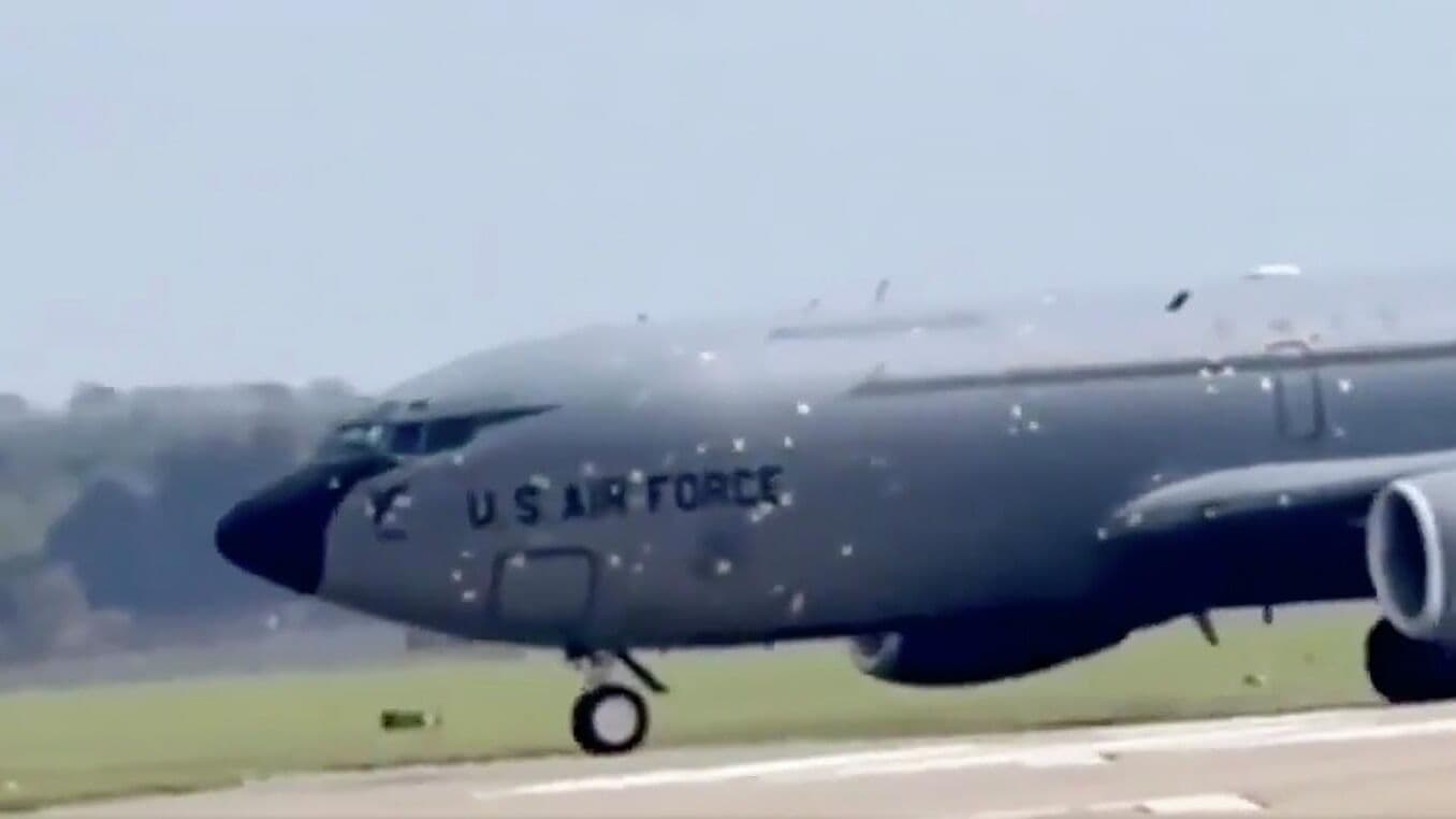 В Британию прилетел изрешеченный американский самолет-заправщик