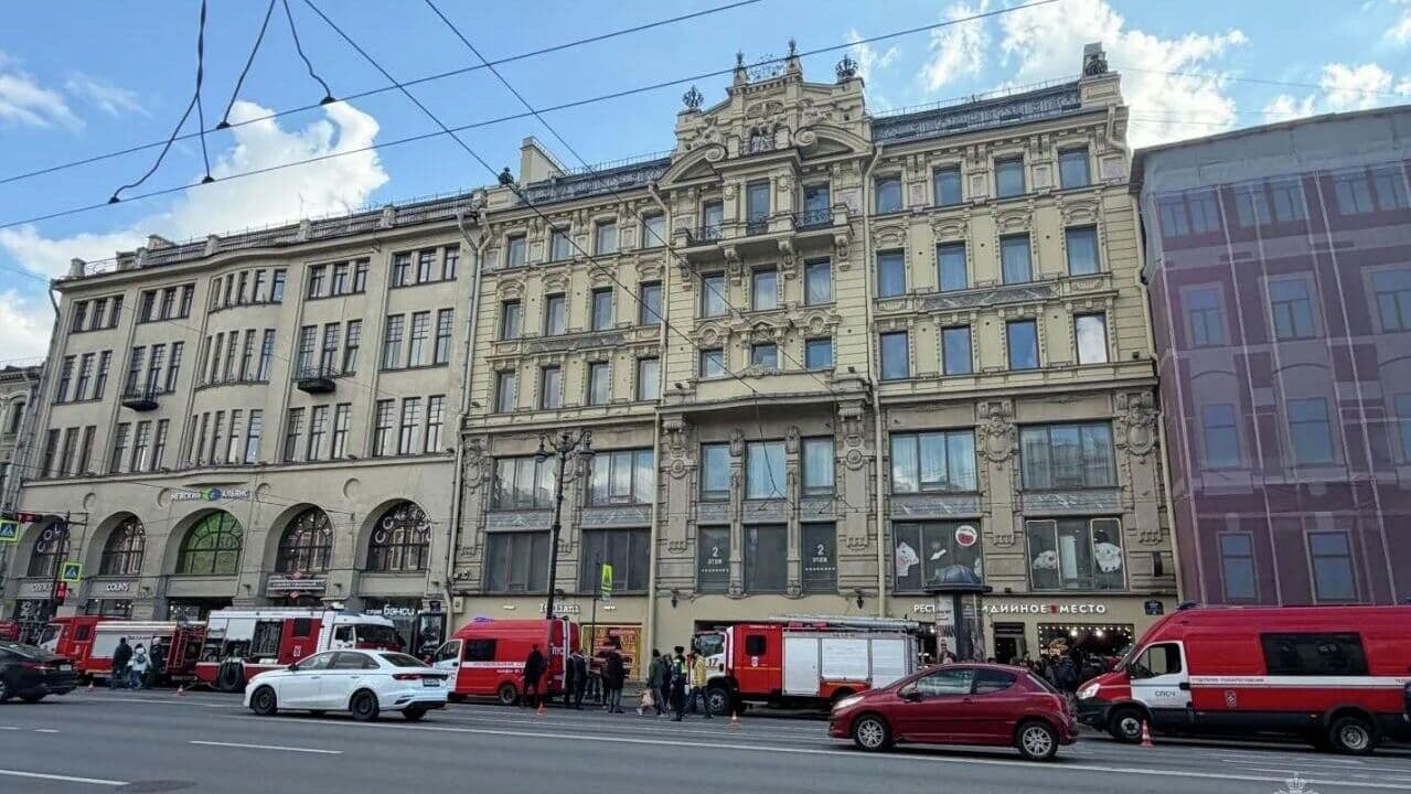 Площадь пожара в здании в центре Петербурга увеличилась до 600 квадратов