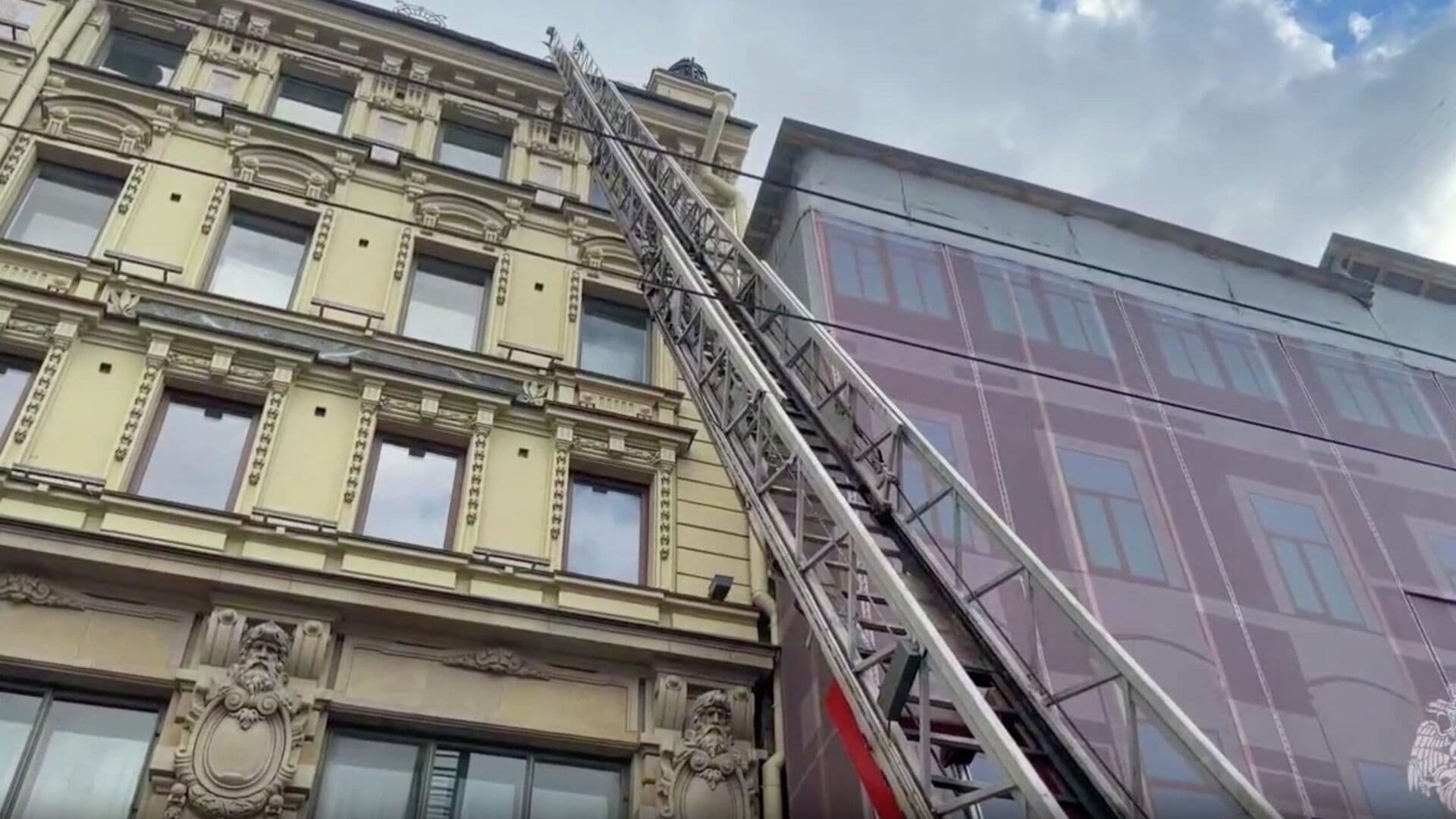 Из горящего дома в Петербурге спасли 18 человек