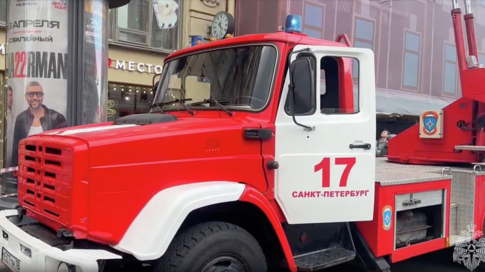 В Петербурге локализовали пожар в доме на Невском проспекте