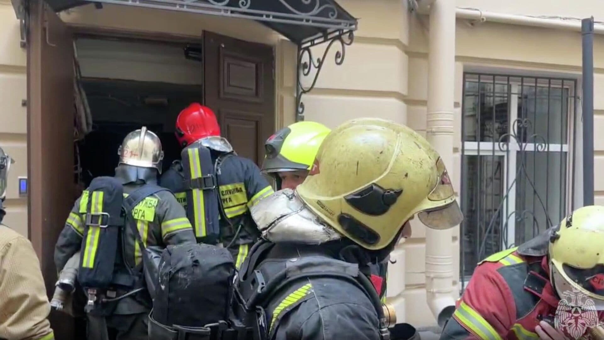 Площадь пожара в доме в центре Петербурга выросла до 400 квадратов