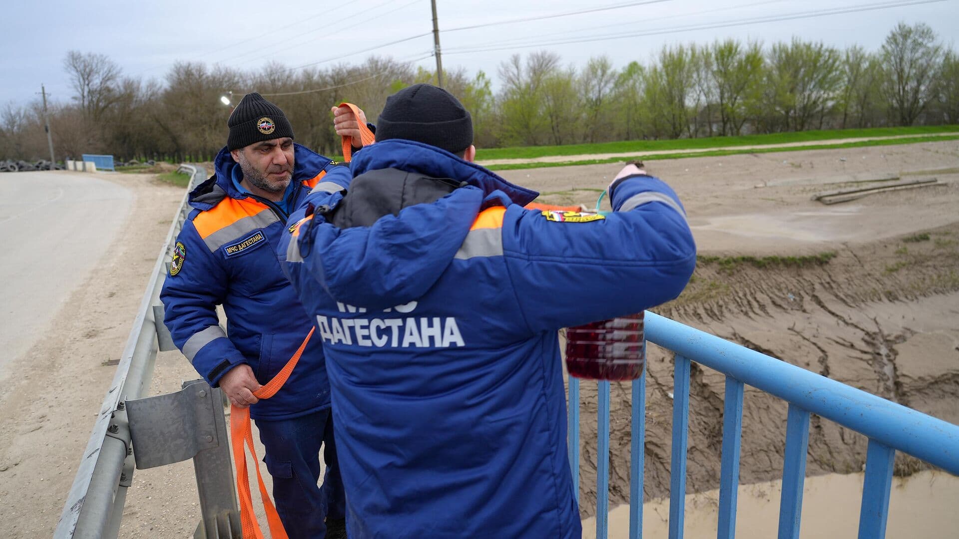 МЧС предотвратило засор плотины на водохранилище в Дагестане