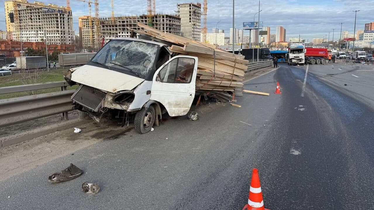 В Подмосковье на трассе грузовик въехал в "Газель", два человека погибли