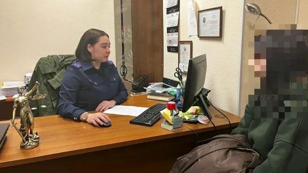 Девушке, выложившей фото кулича и секс-игрушки, избрали меру пресечения