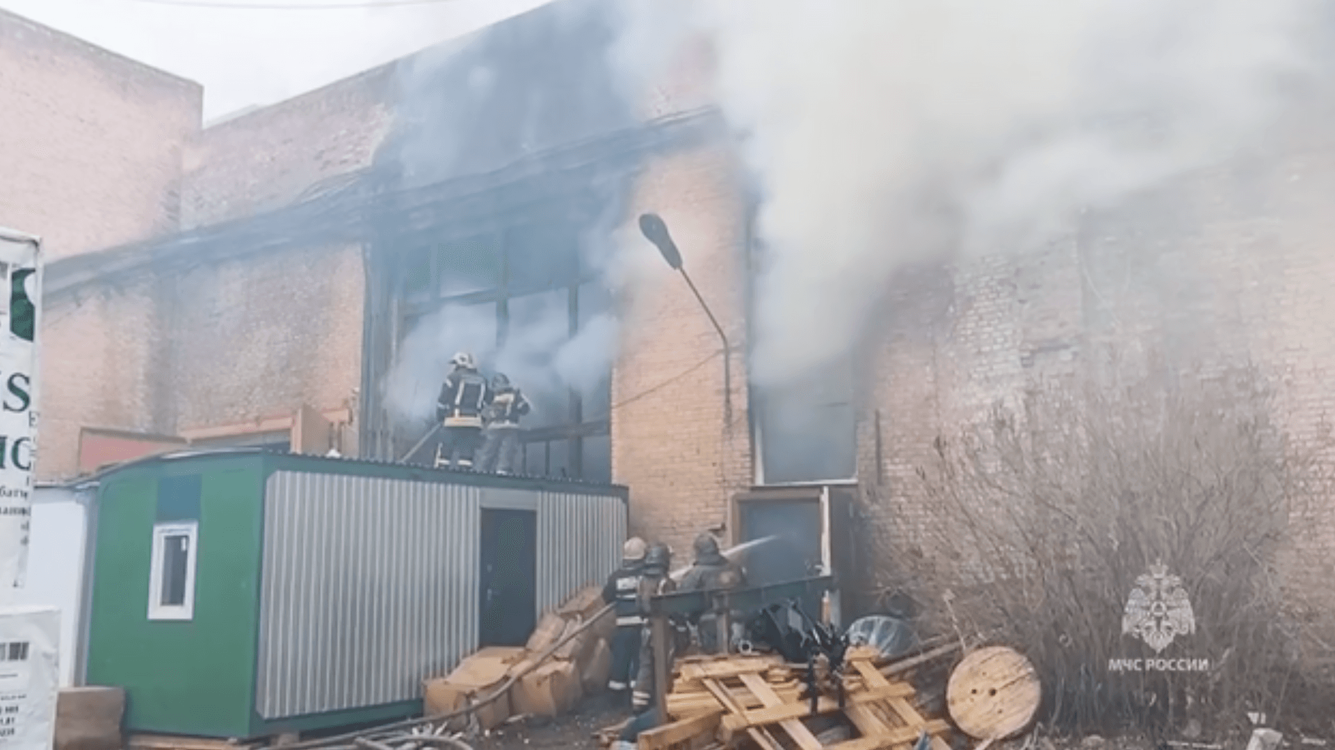 В Красноярске потушили пожар в мебельном цехе