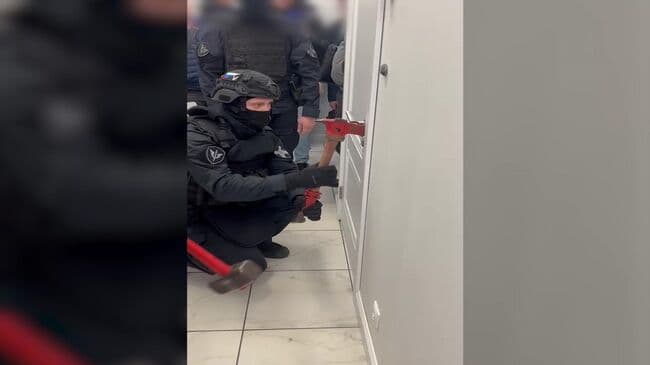 ФСБ показала, как оперативники вскрыли офис мошенников в Москве