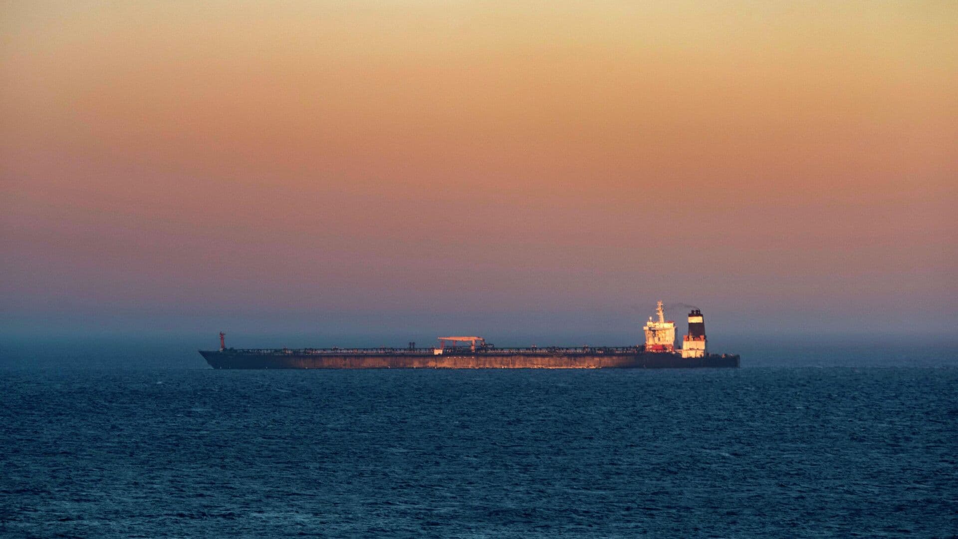 Иранский супертанкер прошел морскую блокаду США, пишет Fars