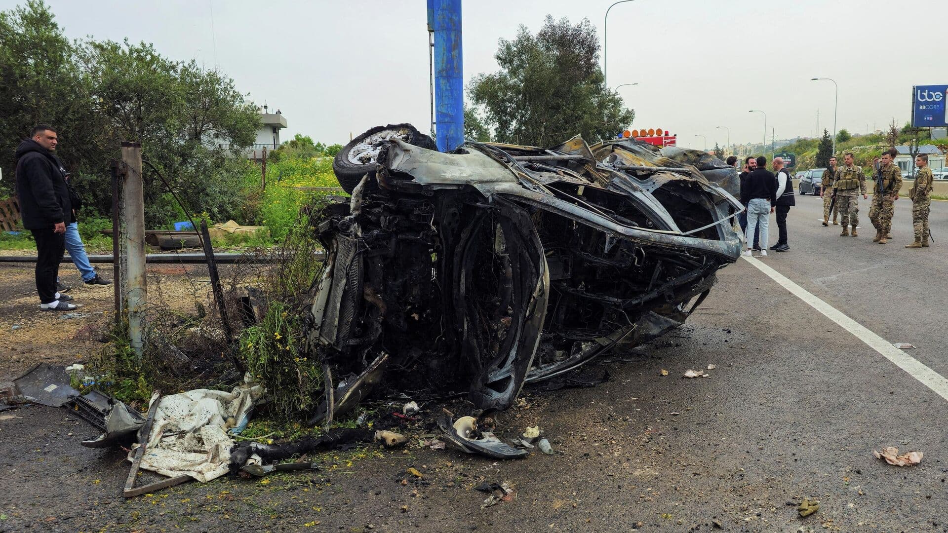 Израильский беспилотник атаковал машину с гумпомощью к югу от Бейрута