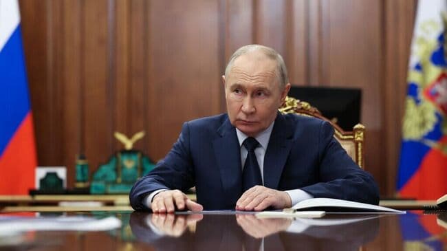 Путин поручил правительству стимулировать рост экономики