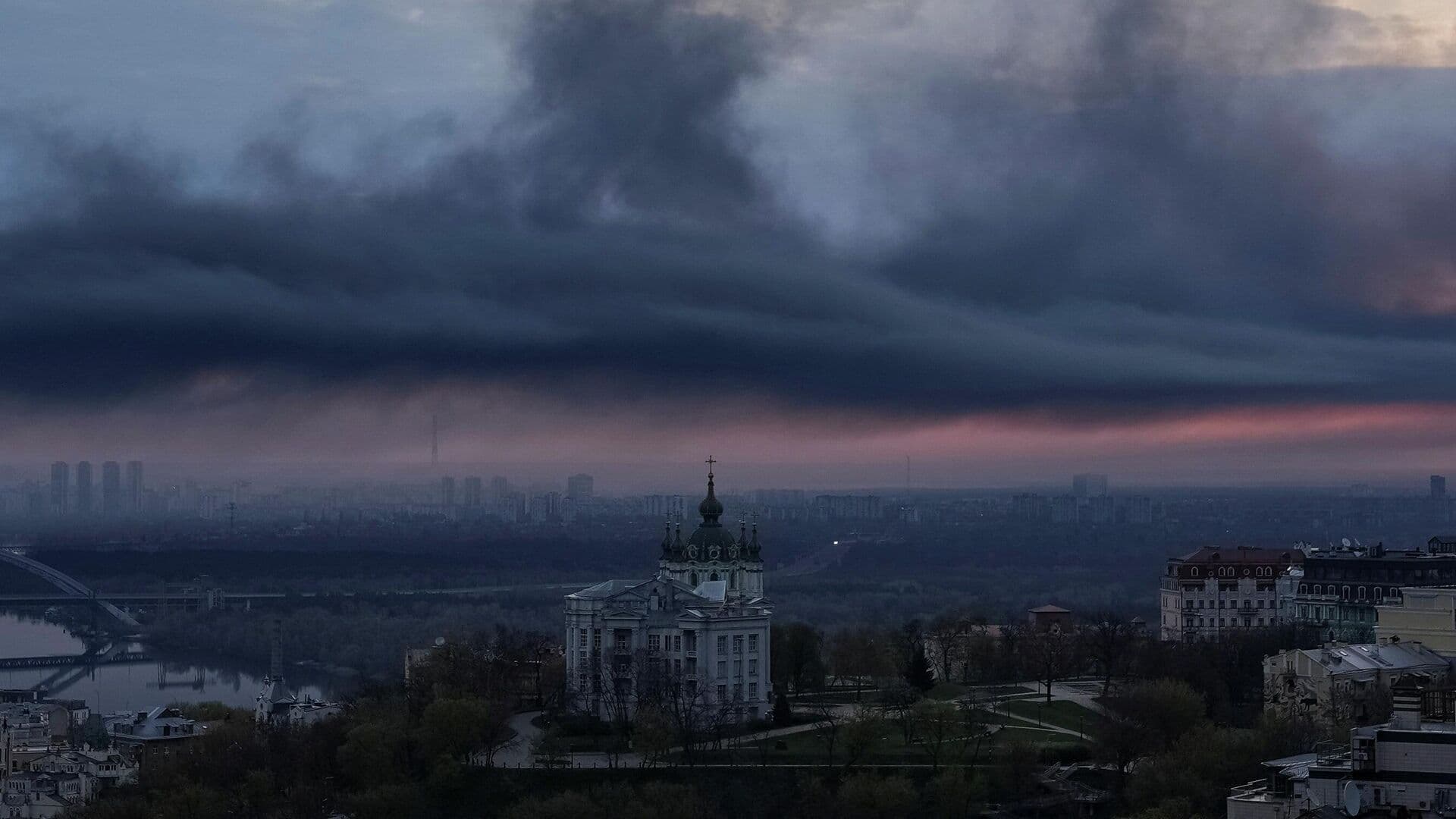 Небо над Киевом затянуло дымом