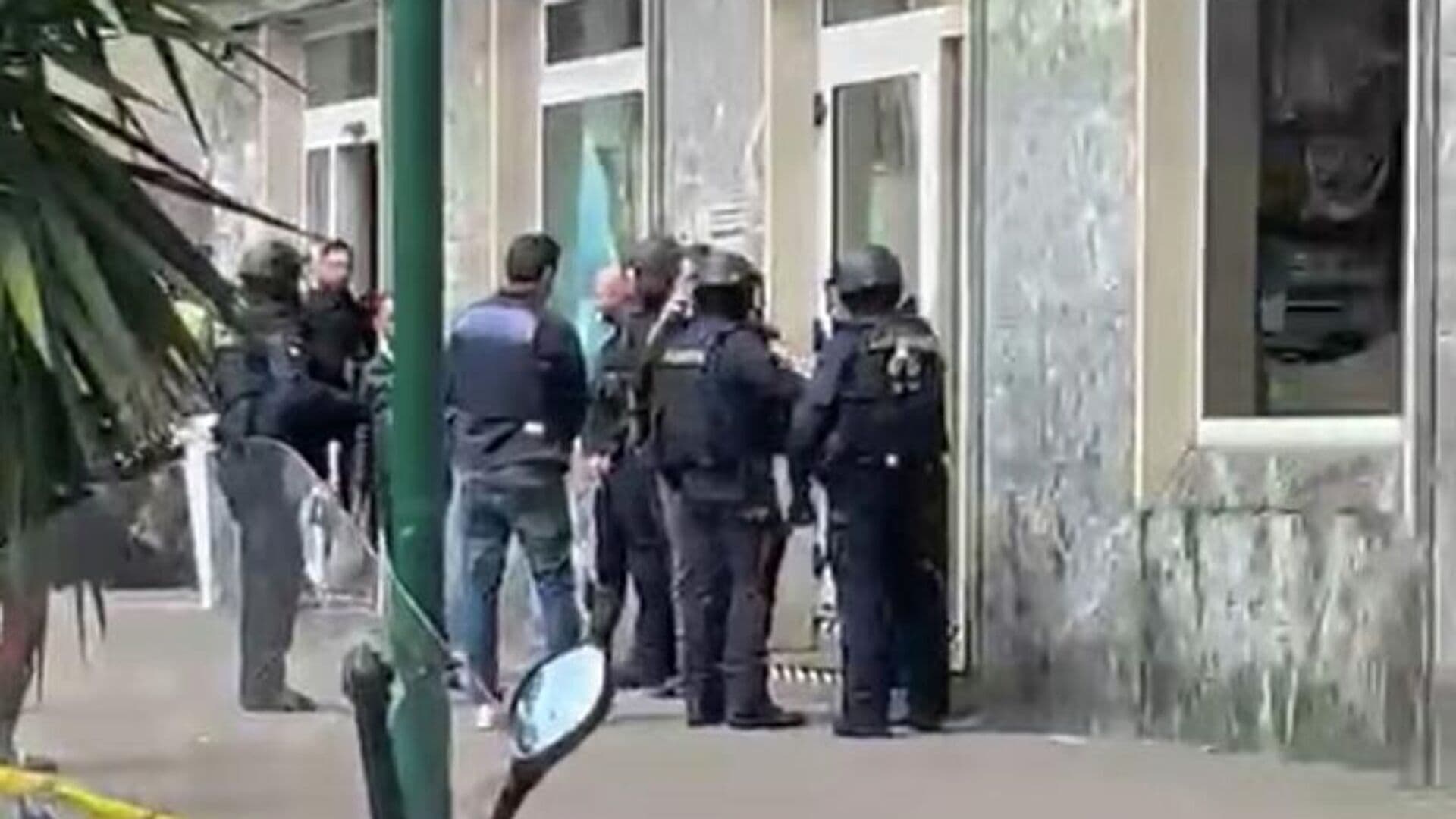 В Италии около десятка человек захватили в заложники в банке