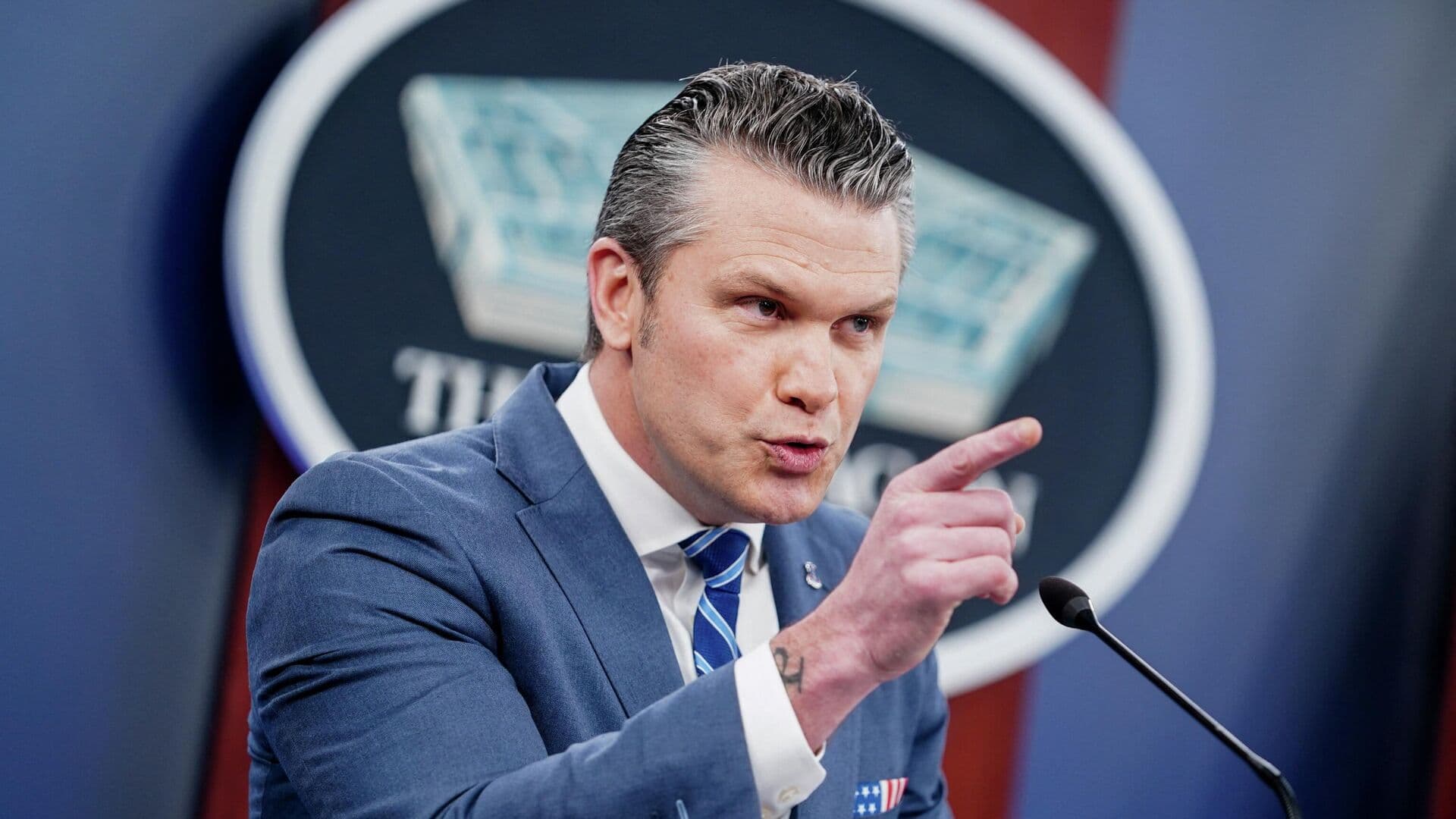 США продолжают блокаду Ирана, заявил Хегсет