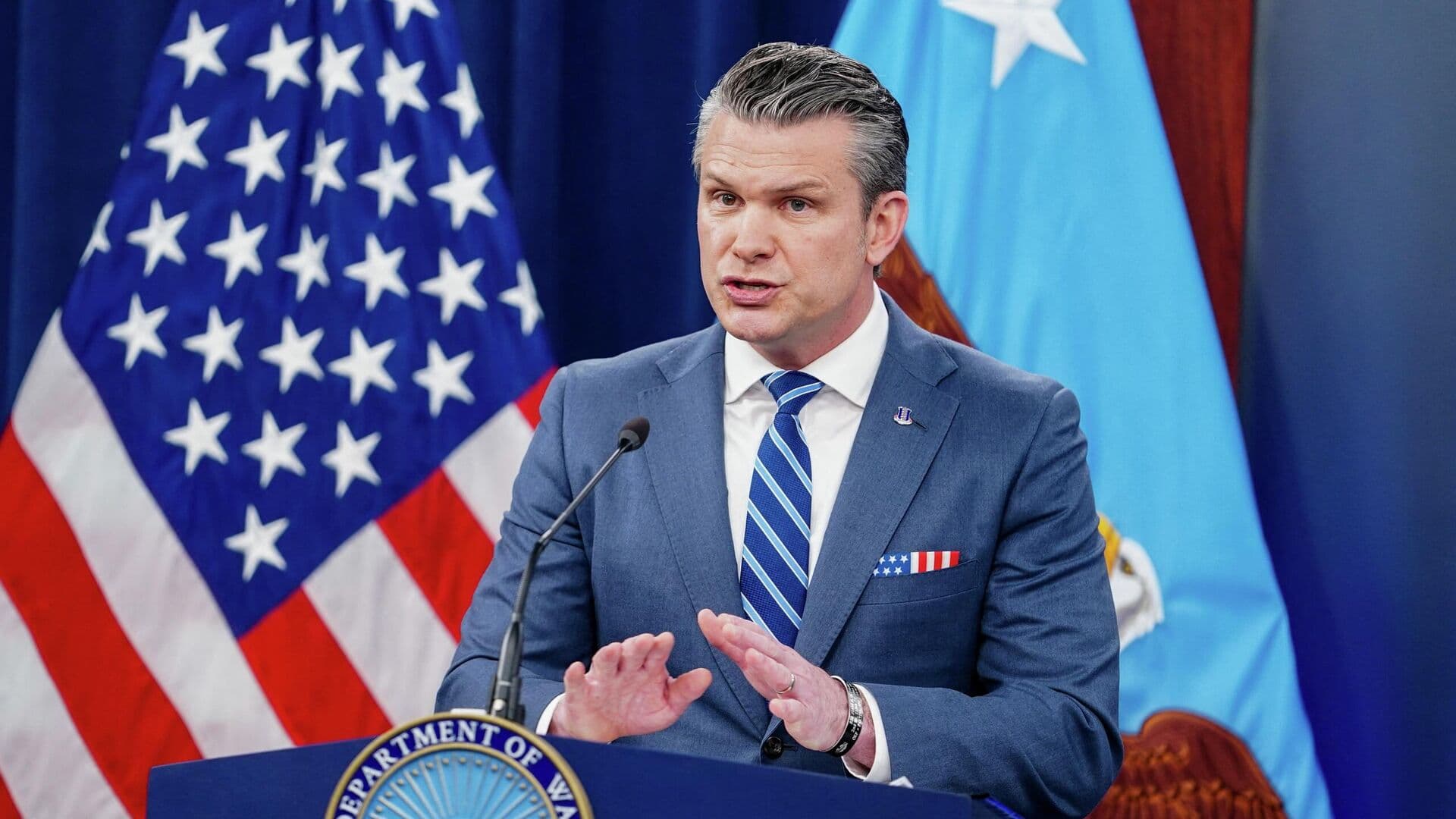 США приветствуют помощь других стран в Ормузском проливе, заявил Хегсет