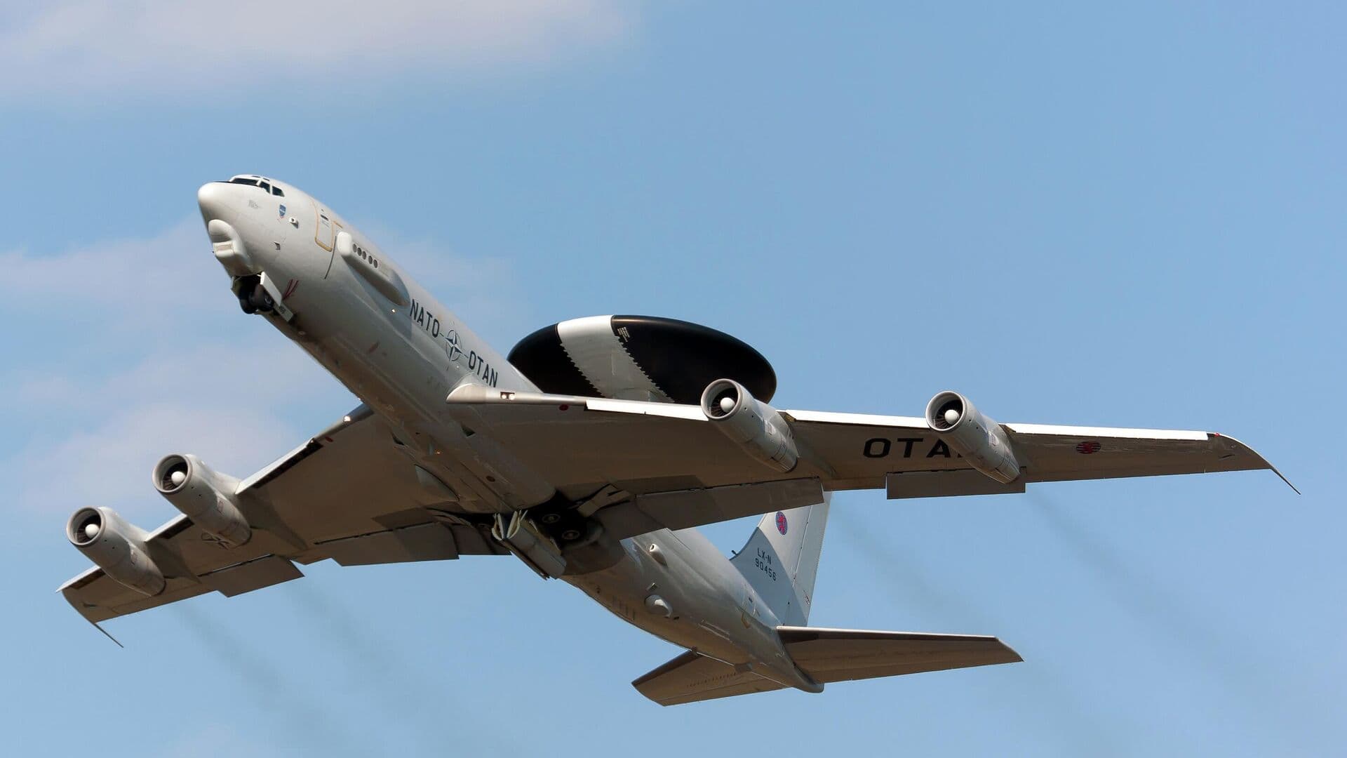 Самолет НАТО почти два часа курсировал в районе Черного моря