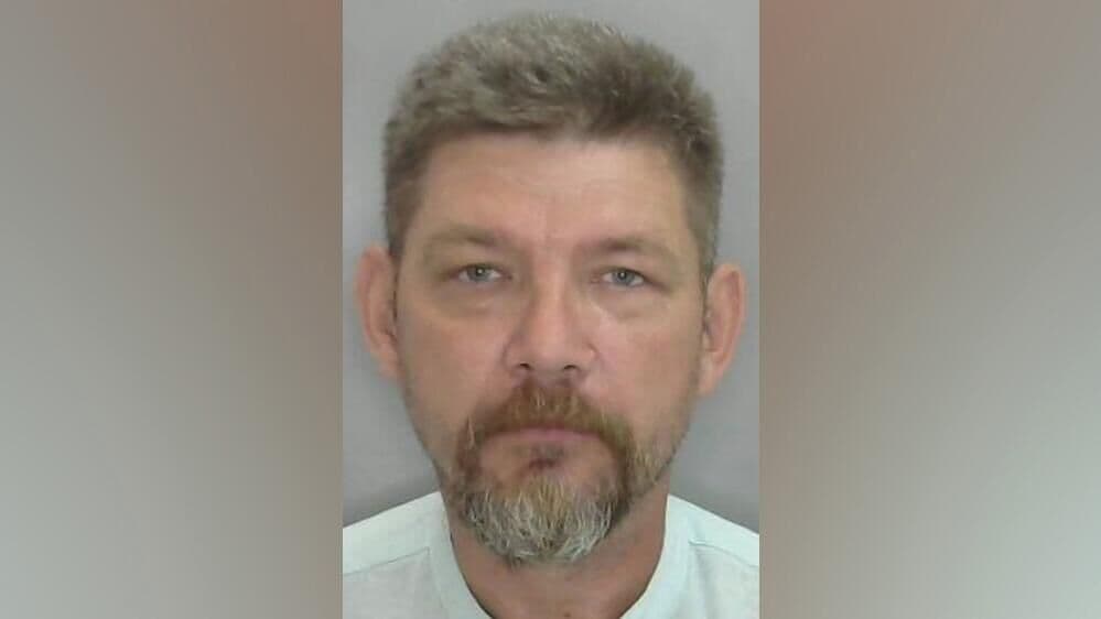 Мужчина, напавший на полицейских в Оренбуржье, скрылся