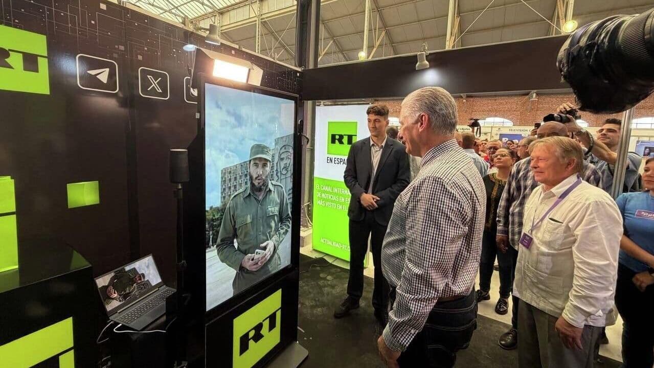 Президент Кубы сделал ИИ-селфи с Фиделем Кастро на стенде RT в Гаване