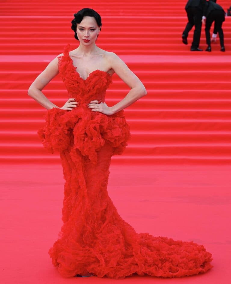 Красота и эпатаж: самые яркие образы звезд на открытии ММКФ