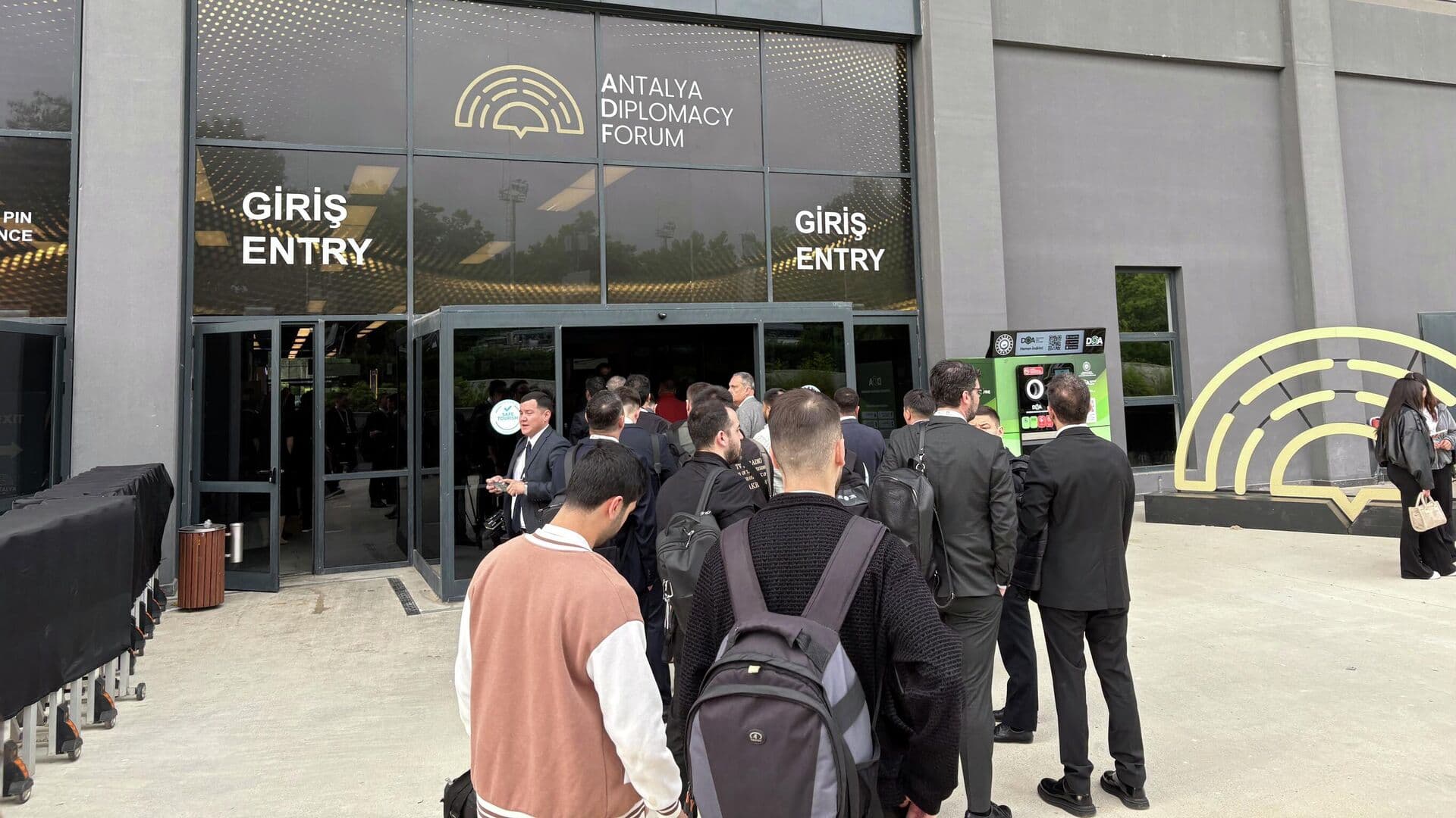 У входа на Анталийский дипфорум выстроилась длинная очередь журналистов