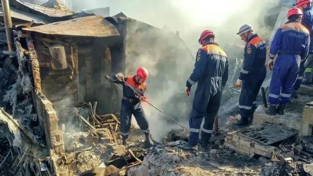 Спасатели второй день разбирают завалы дома в Туапсе после атаки БПЛА