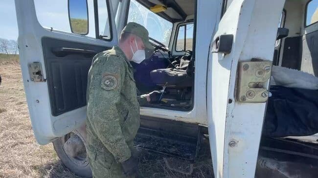 СК осматривает машину мужчины, подозреваемого в убийстве в Оренбуржье