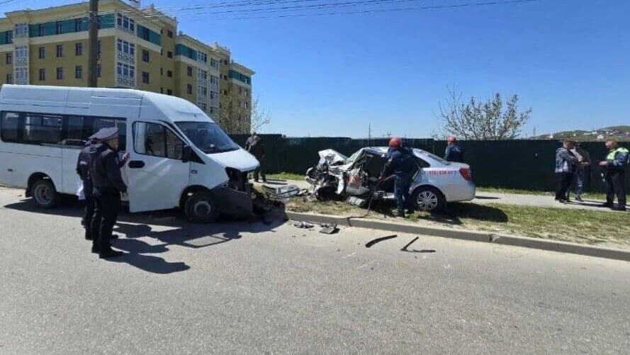 В Керчи микроавтобус столкнулся с учебной машиной, есть пострадавшие