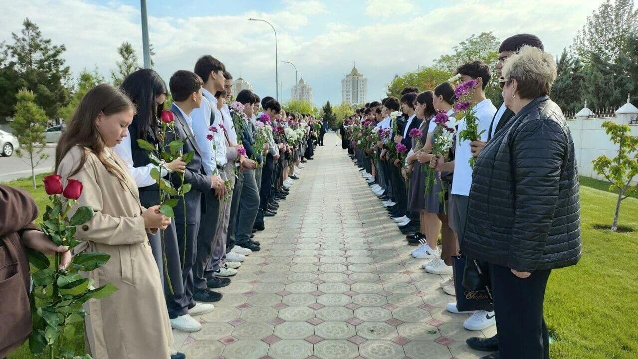 Дипломаты в Ашхабаде возложили цветы на Аллее памяти у посольства России