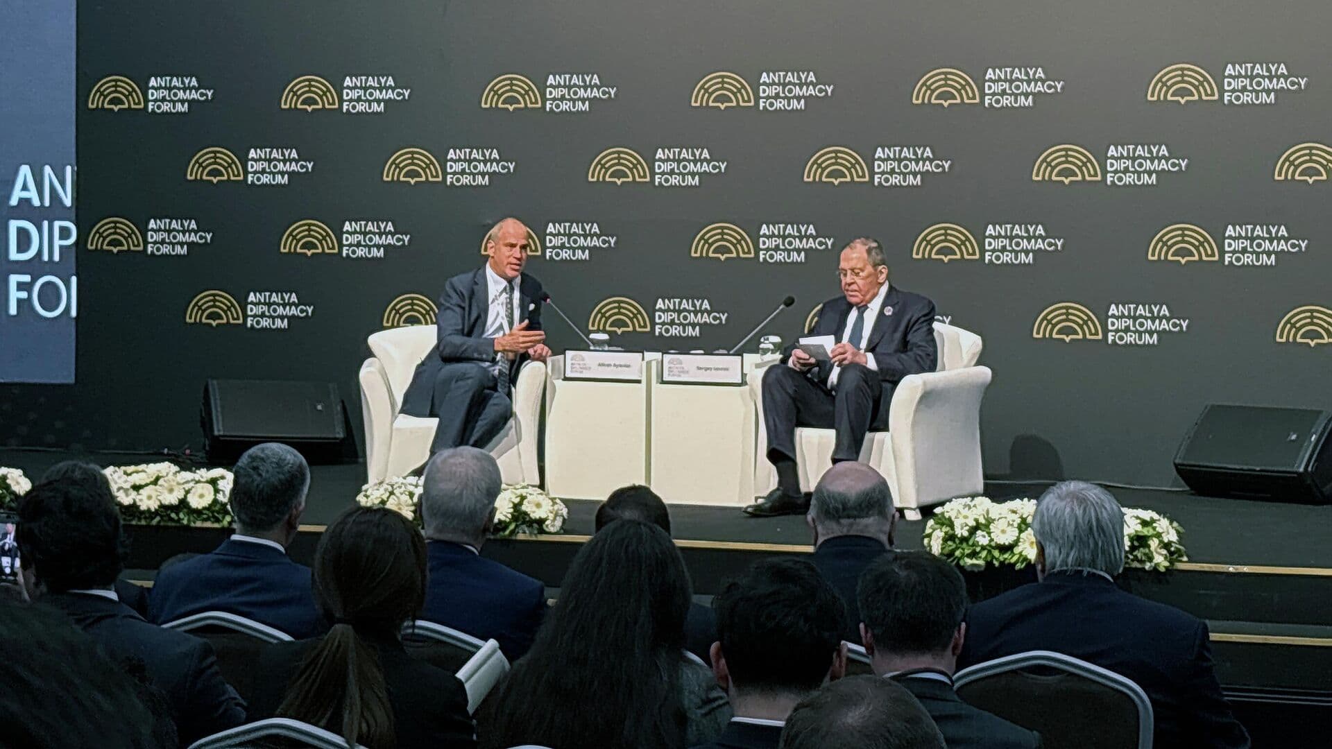 Россия не вмешивается во внутренние дела НАТО, заявил Лавров