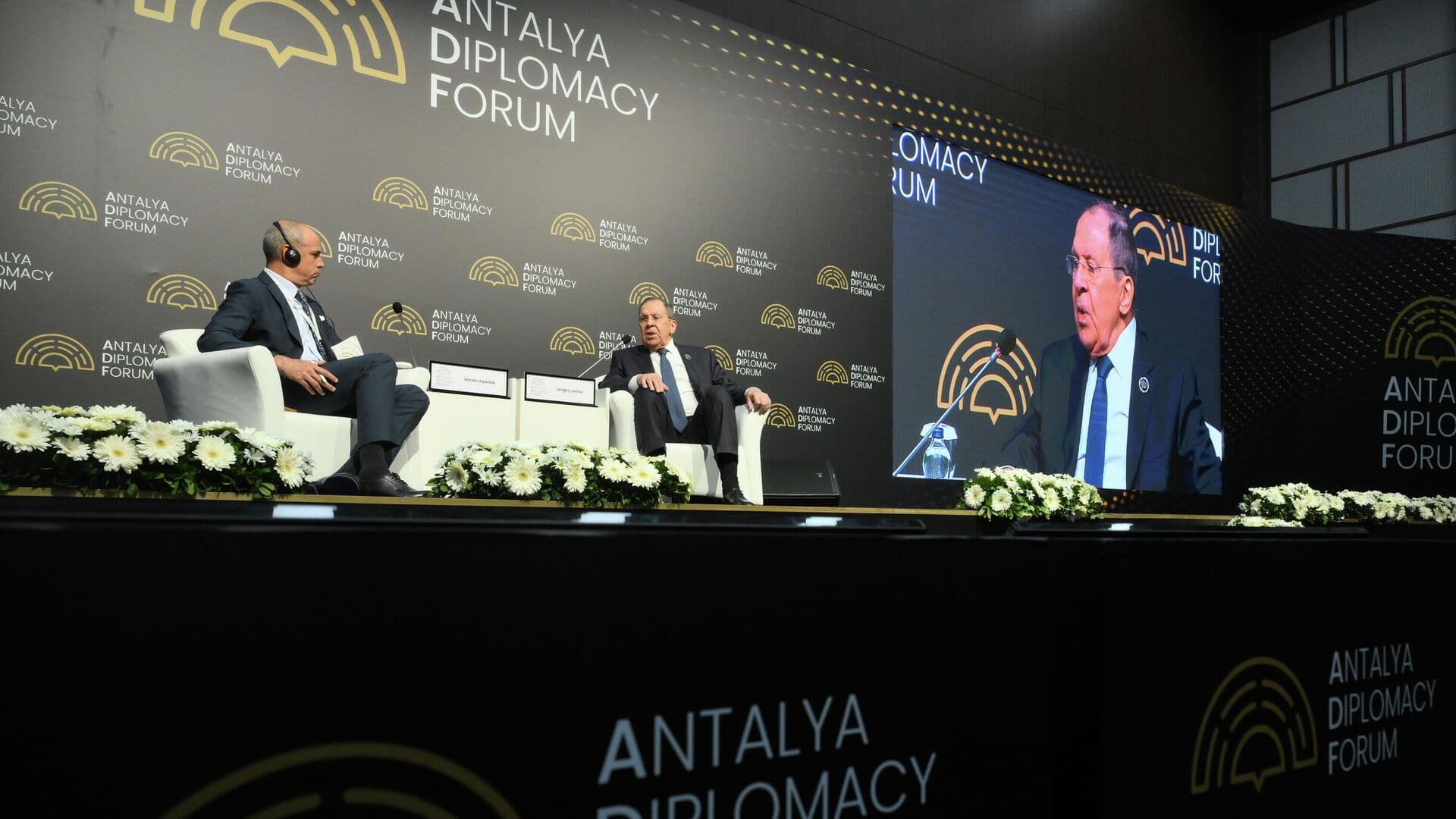 В отношениях России и Китая нет односторонней зависимости, заявил Лавров