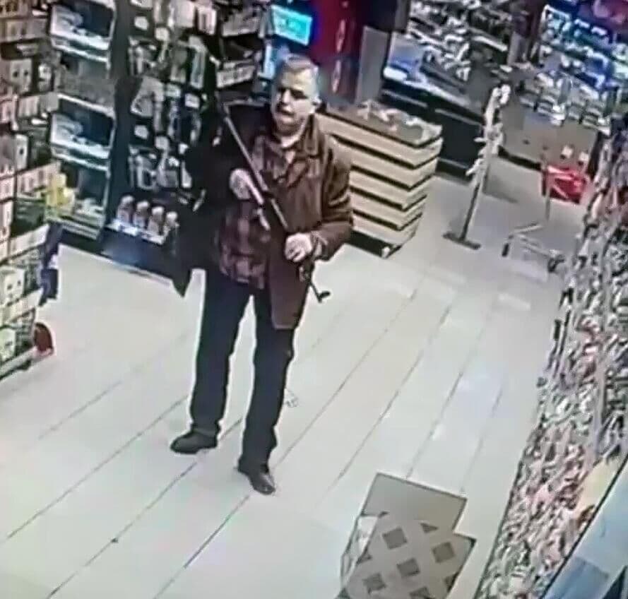 В Киеве мужчина открыл стрельбу по прохожим, есть жертвы