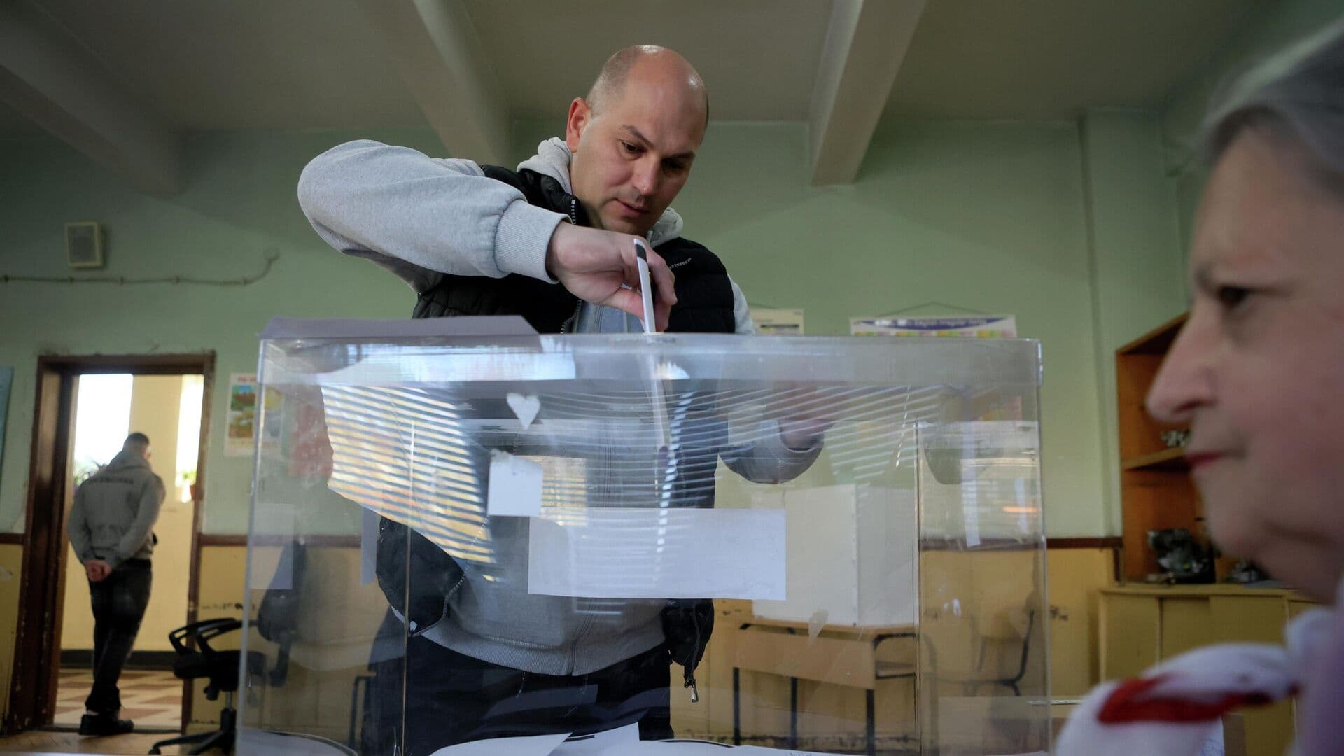 Партия экс-президента Радева лидирует на болгарских парламентских выборах