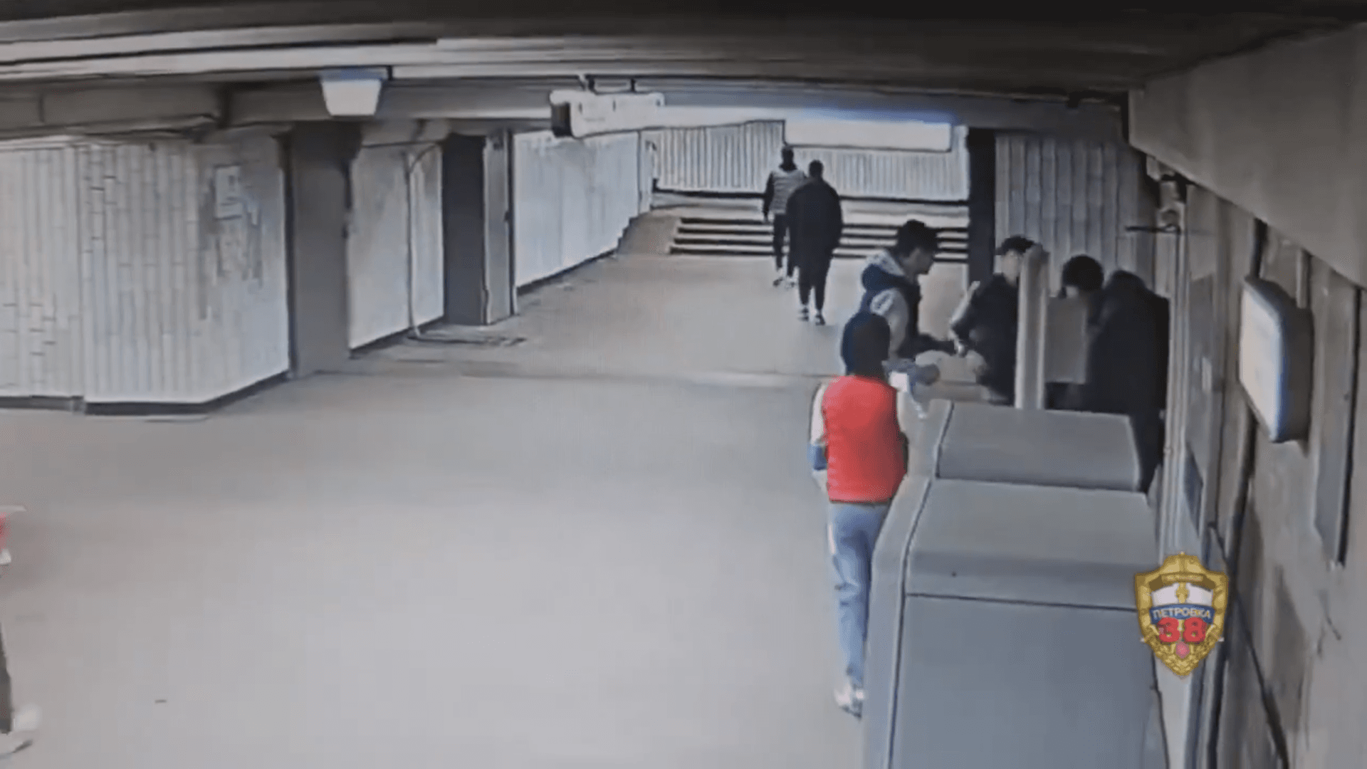 В Москве задержали подростков, устроивших драку в переходе метро