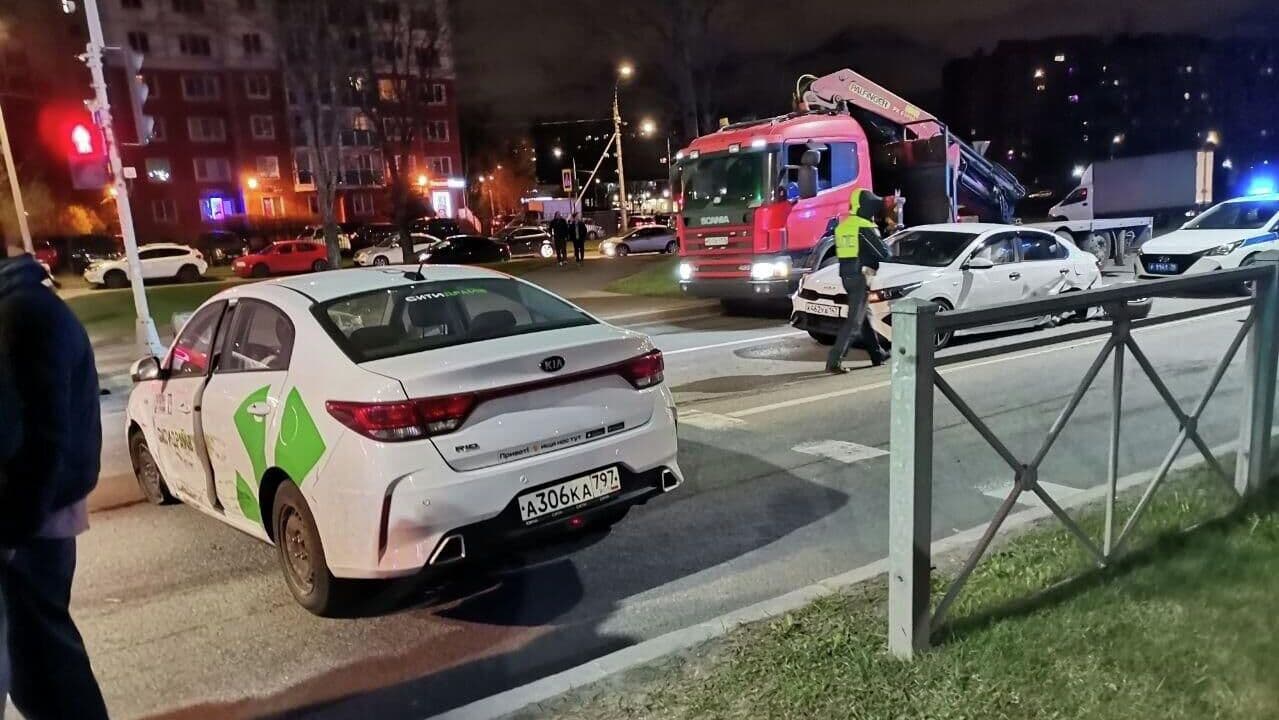В Петербурге произошло массовое ДТП, пострадали четыре человека