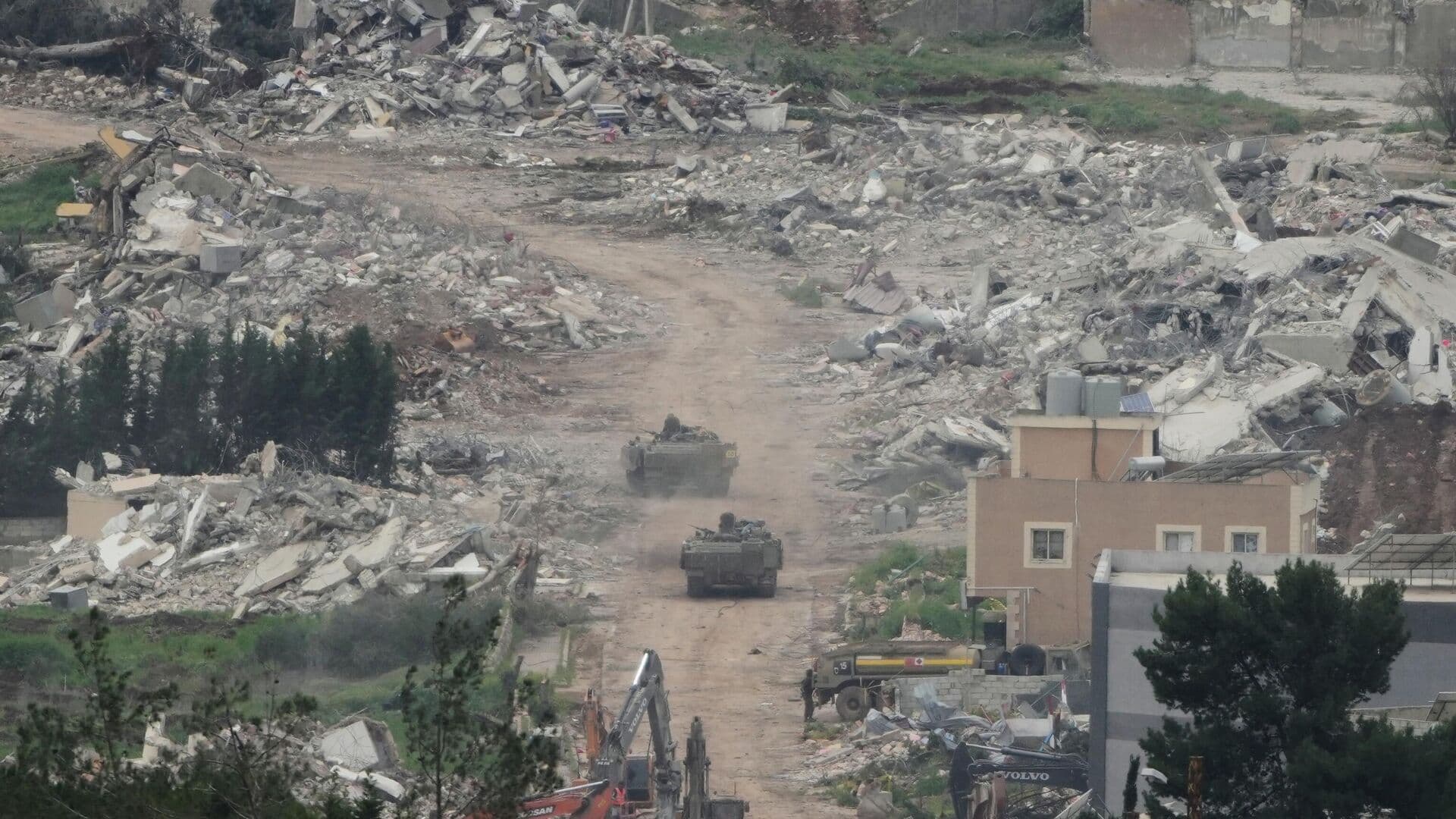 Израиль взрывает дома в пограничных ливанских поселениях, сообщил источник