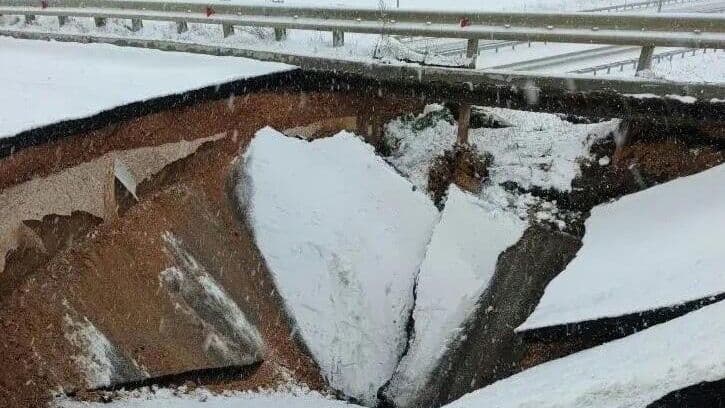 В Нижегородской области появился огромный провал на дороге