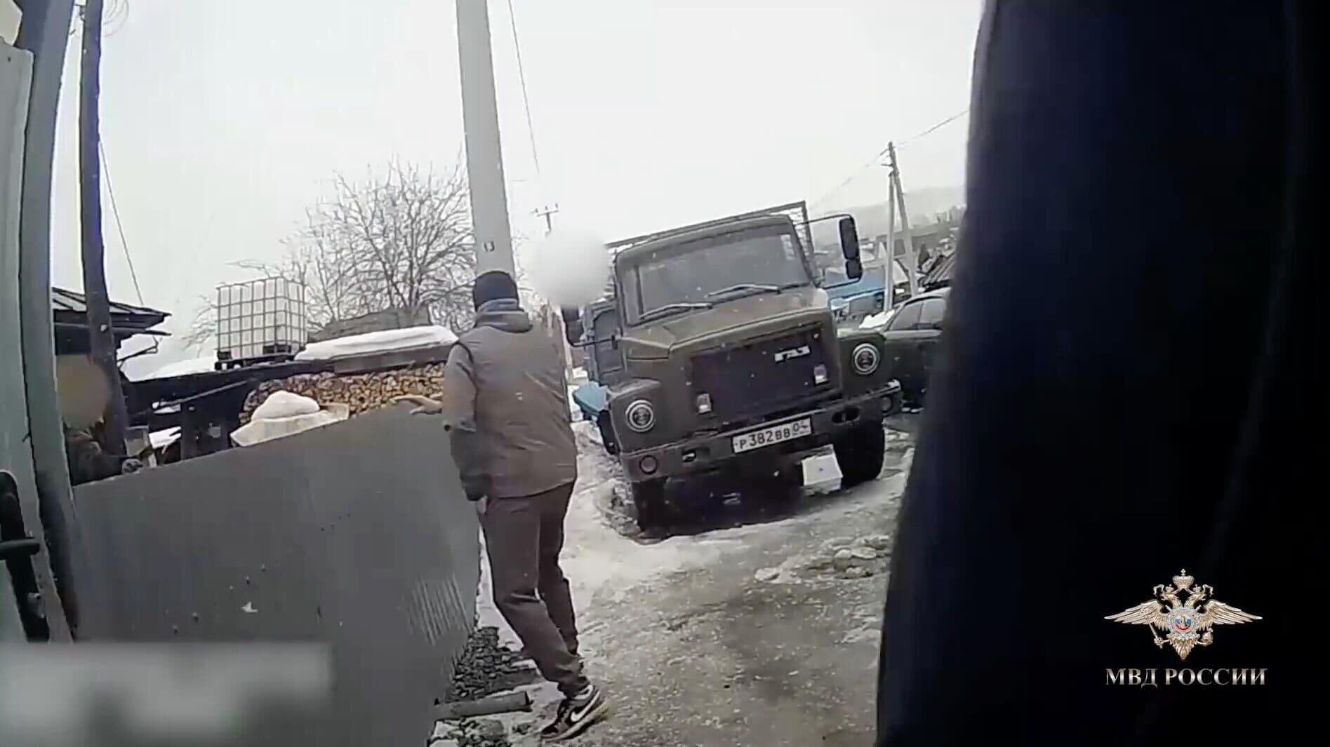 В Горно-Алтайске задержали водителя без прав, пытавшегося сжечь полицейских