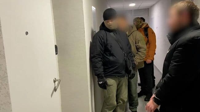 ФСБ показала кадры задержания администраторов сим-боксов под Ярославлем