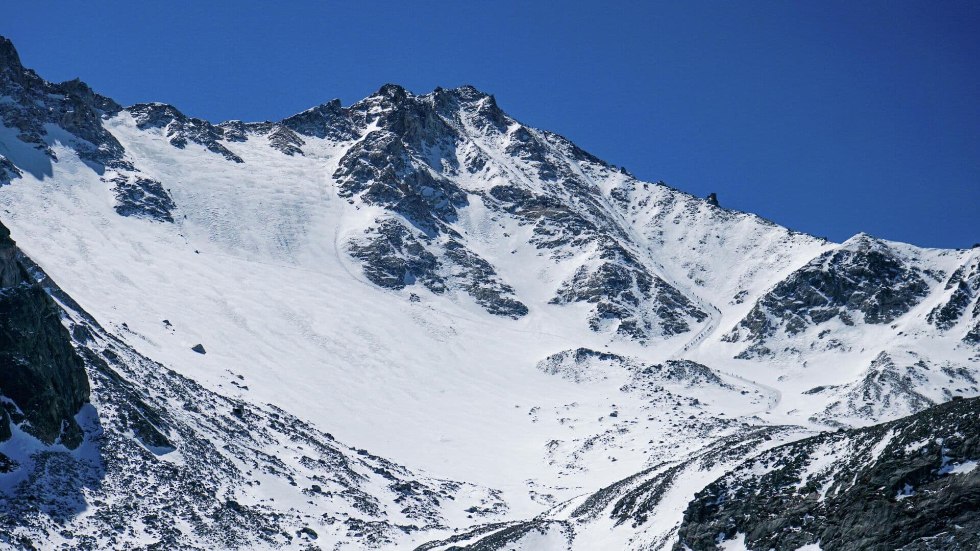 Инструктор назвал возможную причину смерти туристов на Мунку-Сардык