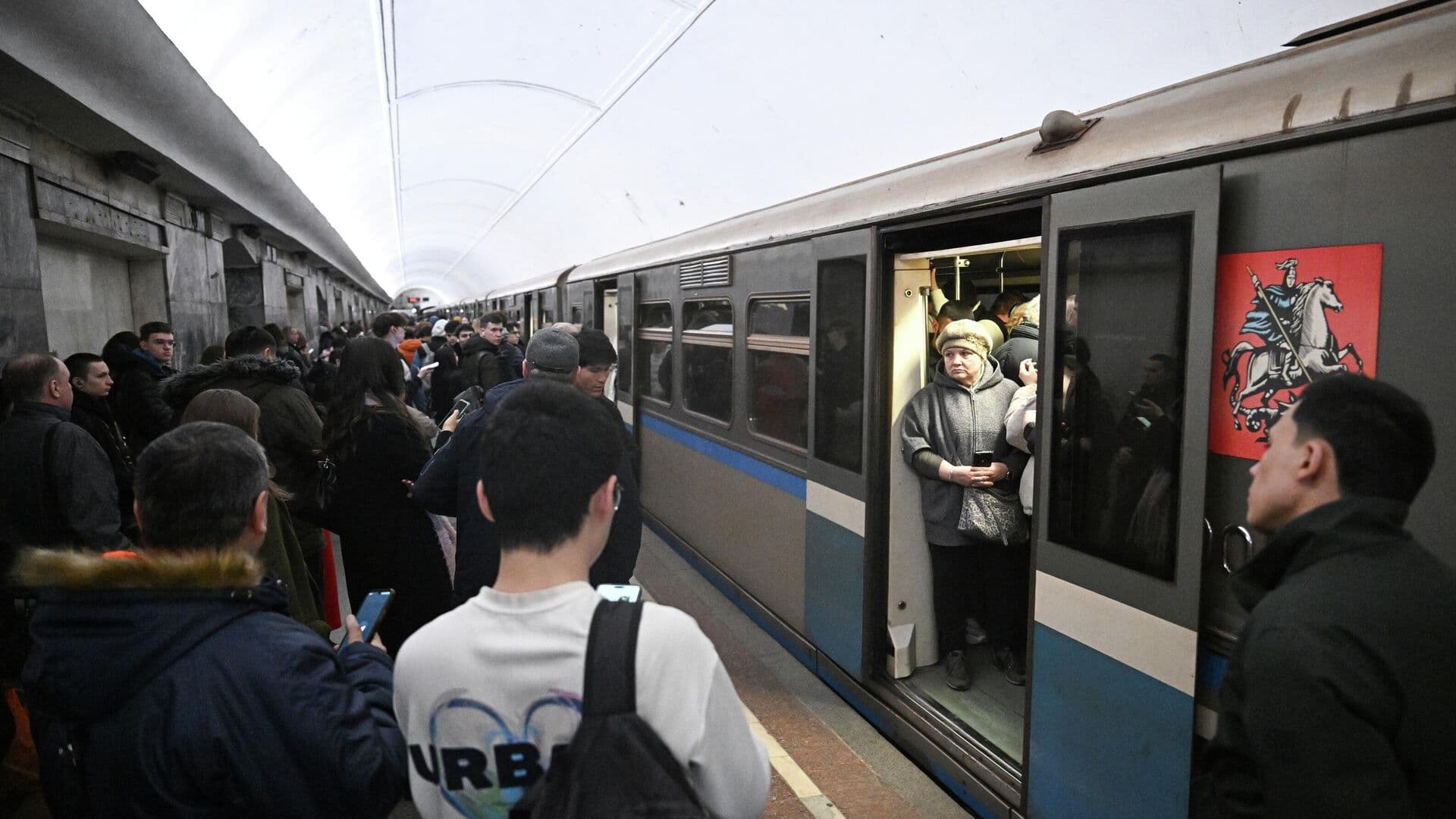 Дептранс назвал причину остановки движения на красной линии метро Москвы