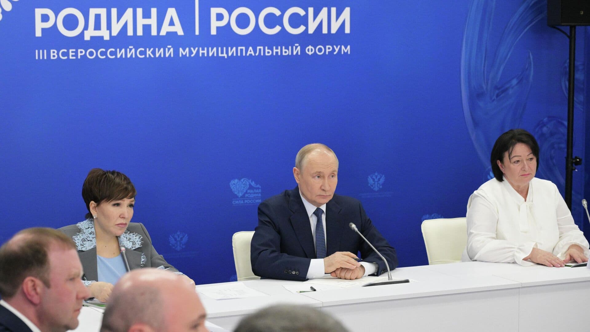 Люди в новых регионах должны жить в современных условиях, заявил Путин