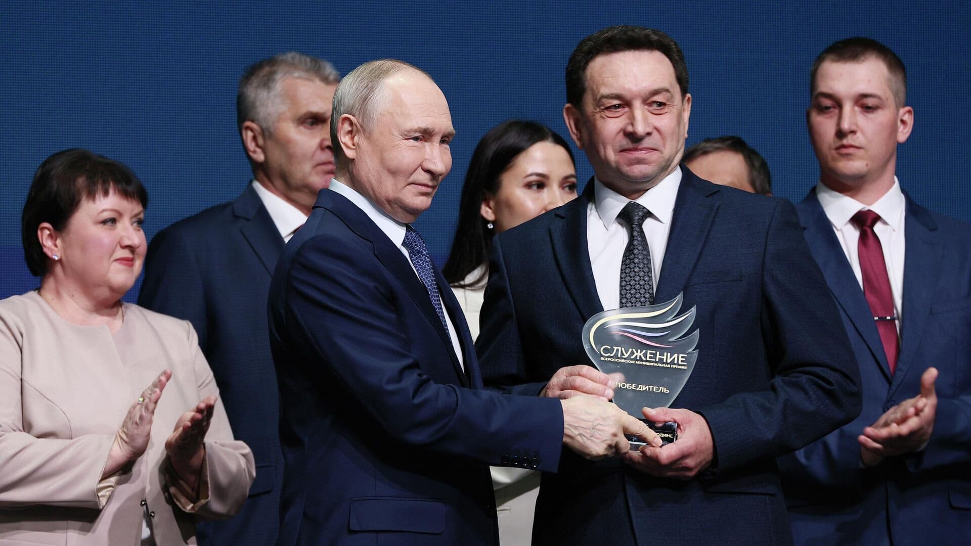 Путин наградил директора калужской школы премией "Служение"