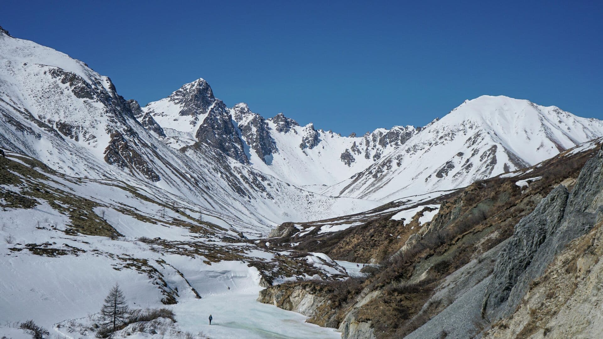 Спасатели добрались до места гибели трех туристов на горе Мунку-Сардык