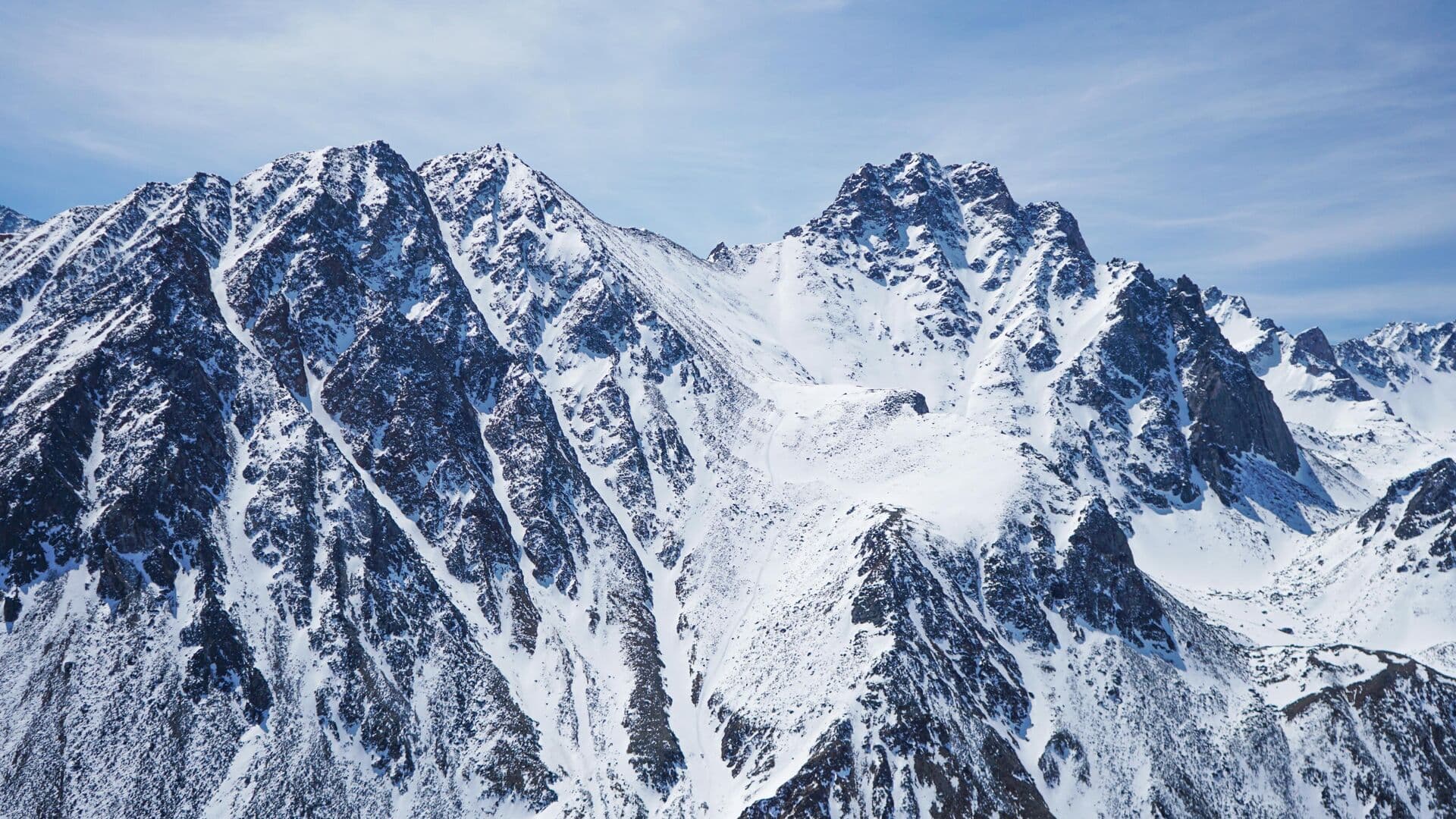 Поиск попавших под лавину туристов в Бурятии возобновили