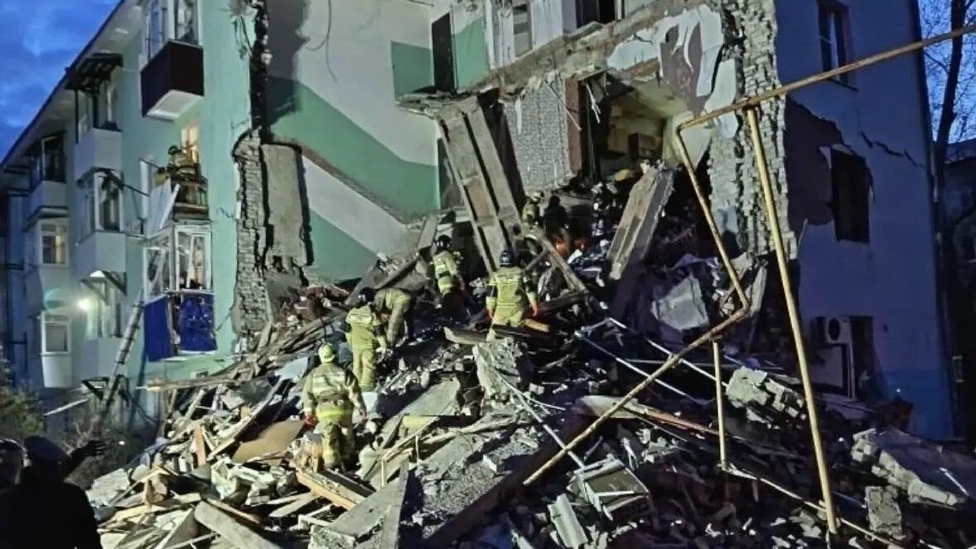 В Сызрани спасатели извлекли тела двух человек из-под завалов дома