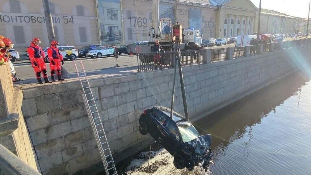 В Петербурге легковушка упала в Обводный канал, пострадали два человека