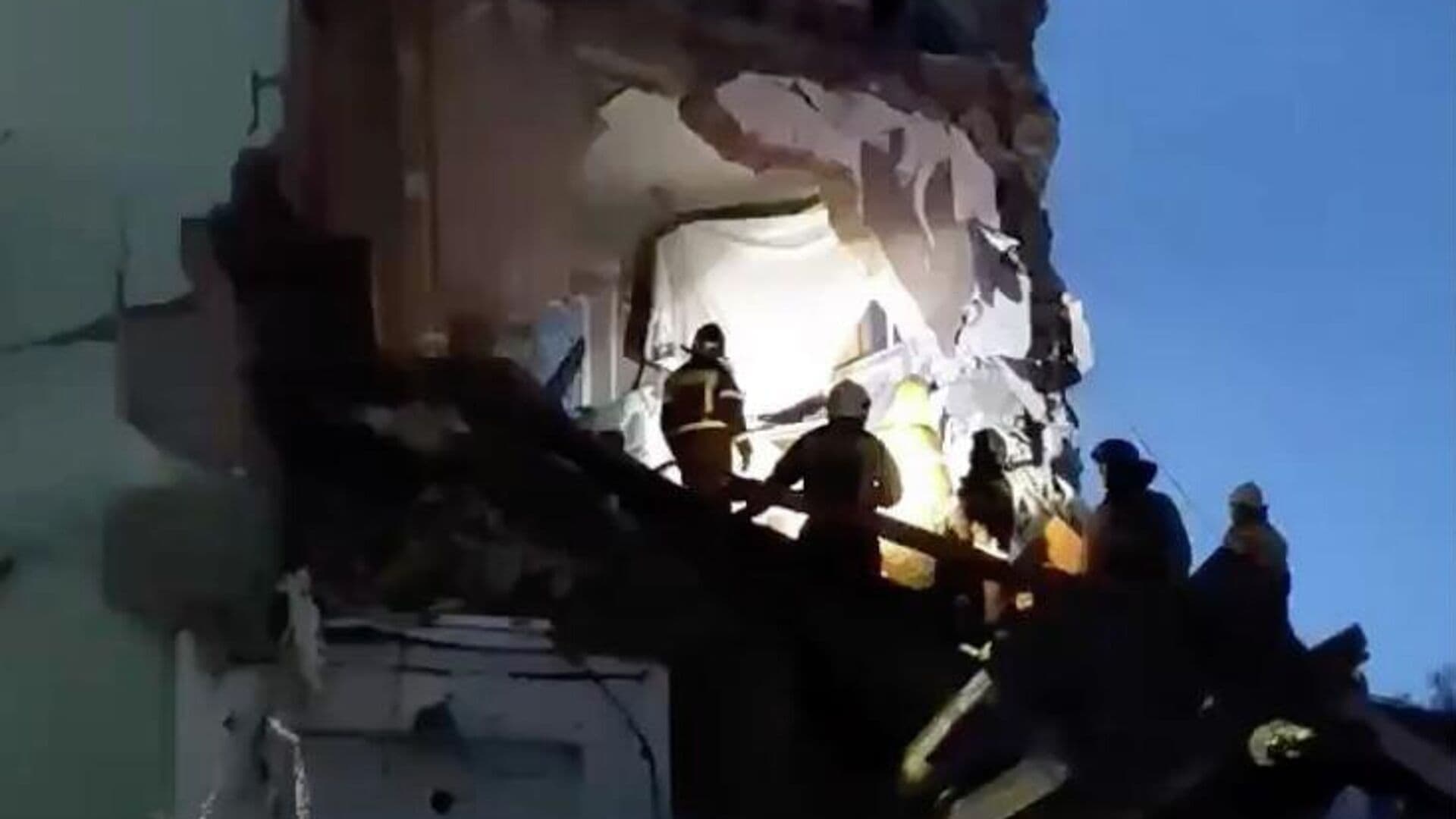 Саперы обследуют обрушившийся дом в Сызрани на предмет обломков БПЛА