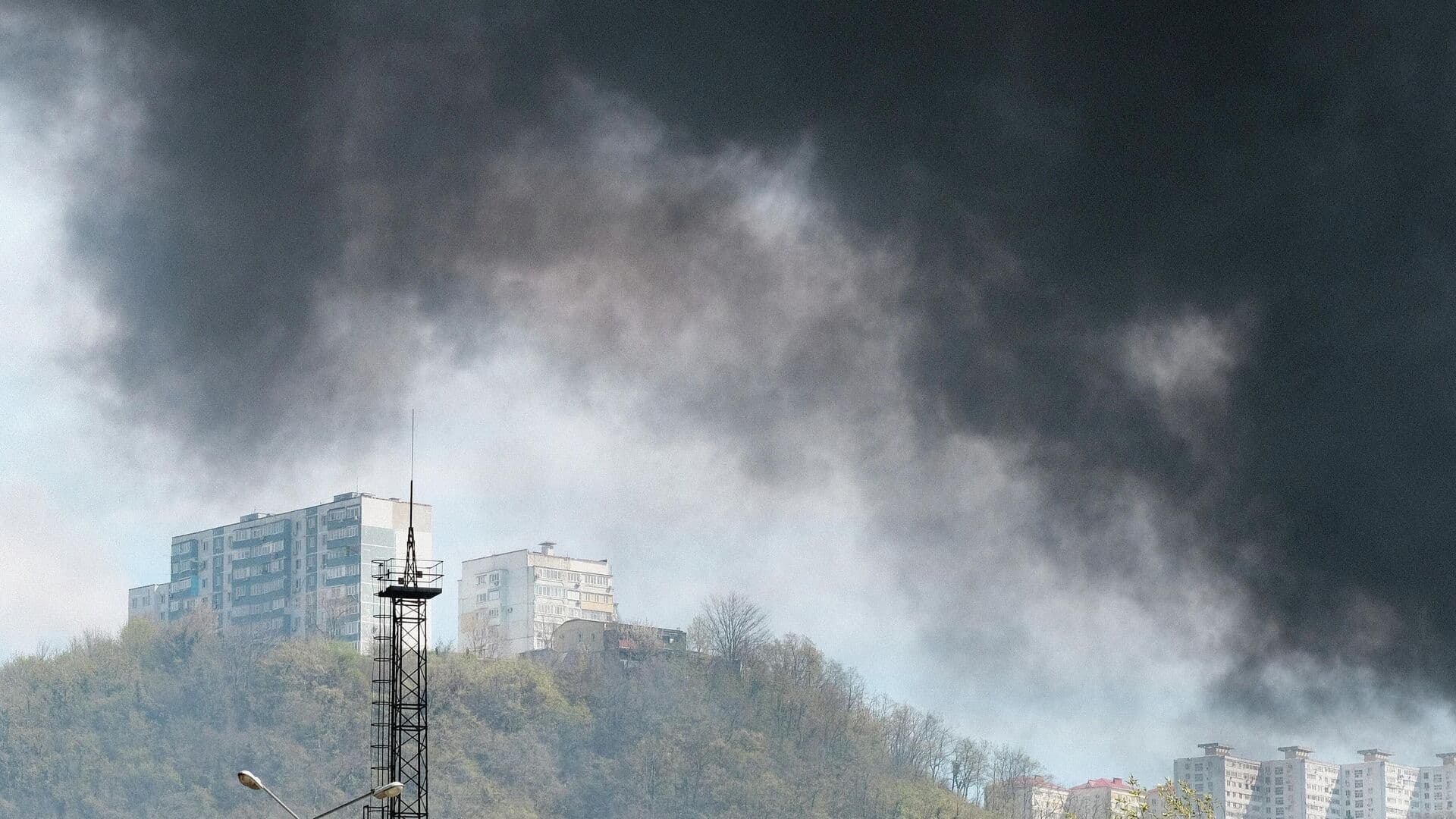 В Туапсе из-за пожара на НПЗ повреждены несколько автомобилей